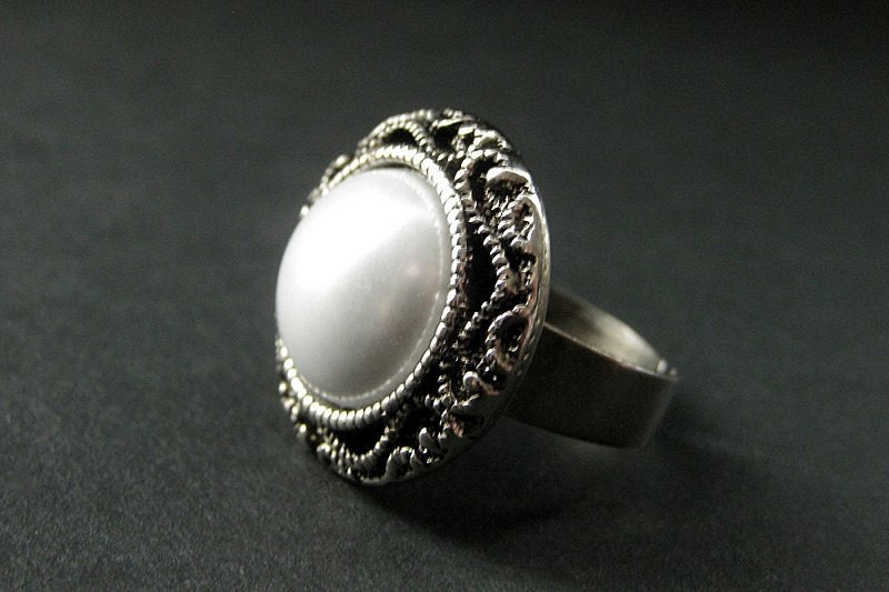 Silber Ring Mit Weißer Perle in Der Mitte. Verstellbarer Perlenring. Handmade Schmuck von StumblingOnSainthood