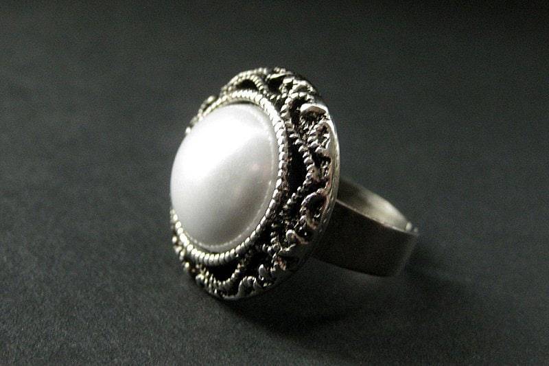 Silber Ring Mit Weißer Perle in Der Mitte. Verstellbarer Perlenring. Handmade Schmuck von StumblingOnSainthood