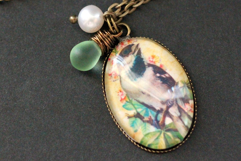 Singvogel-Halskette. Vogel Anhänger Mit Spring Green Teardrop Und Süsswasser Perle. Oval Charm Halskette. Schmuck. Handmade von StumblingOnSainthood