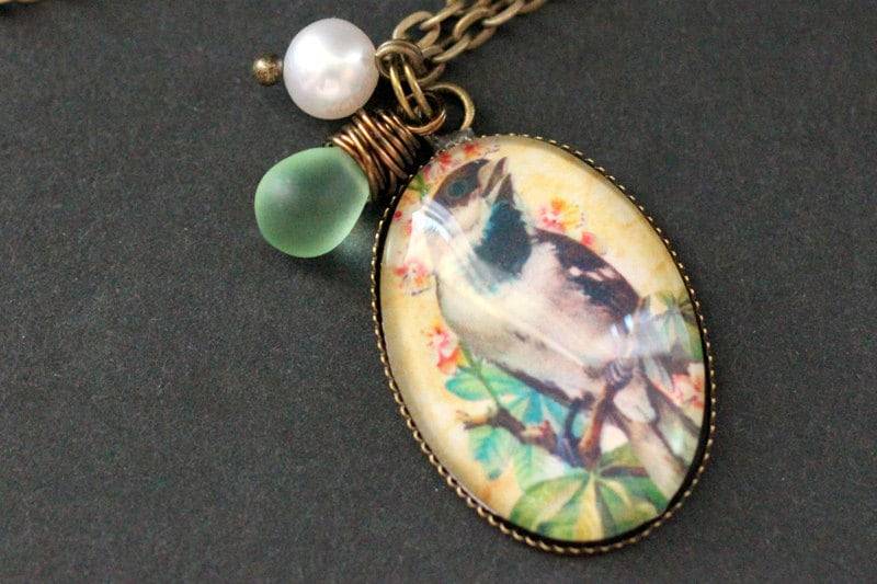 Singvogel-Halskette. Vogel Anhänger Mit Spring Green Teardrop Und Süsswasser Perle. Oval Charm Halskette. Schmuck. Handmade von StumblingOnSainthood