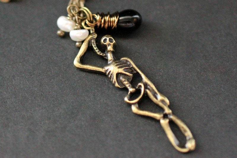 Skelett Halskette. Gothic Halloween Halskette Mit Schwarzer Träne in Bronze Und Süßwasserperlen. Schmuck. Handmade von StumblingOnSainthood