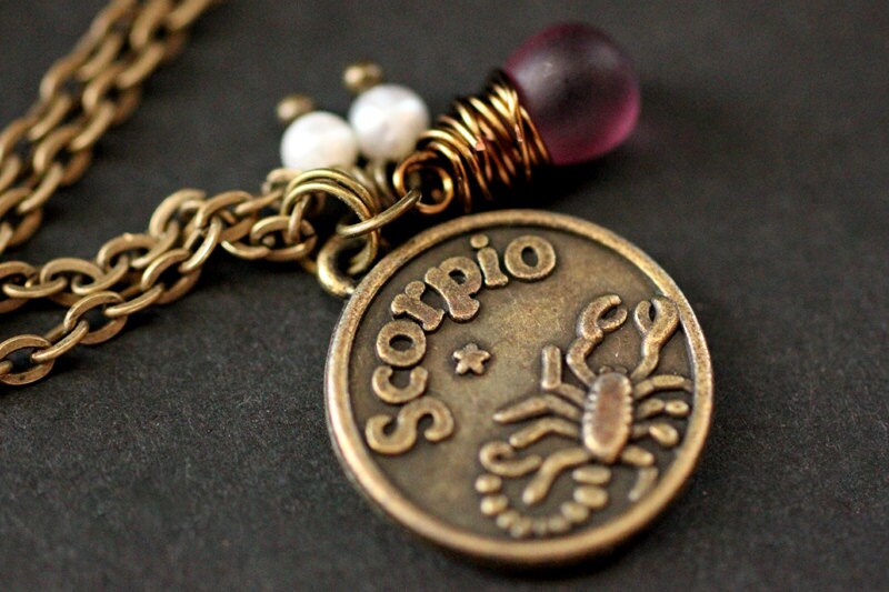 Skorpion Astrologie Halskette. Sternzeichen-Halskette Mit Glastropfen Und Süßwasserperle. Horoskop Handmade Schmuck von StumblingOnSainthood