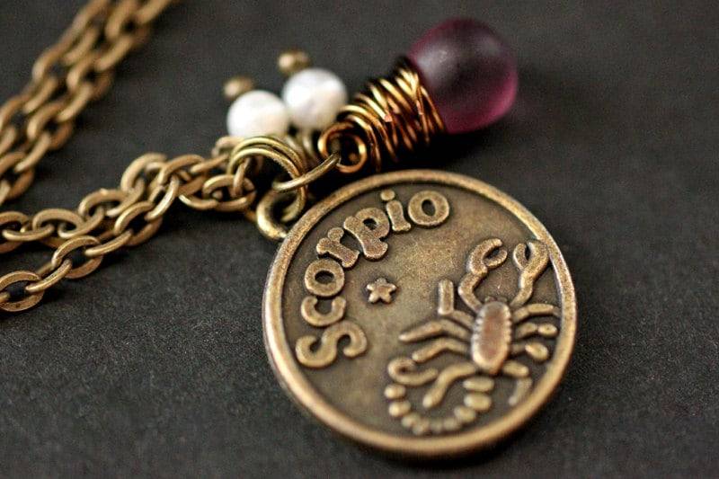 Skorpion Astrologie Halskette. Sternzeichen-Halskette Mit Glastropfen Und Süßwasserperle. Horoskop Handmade Schmuck von StumblingOnSainthood