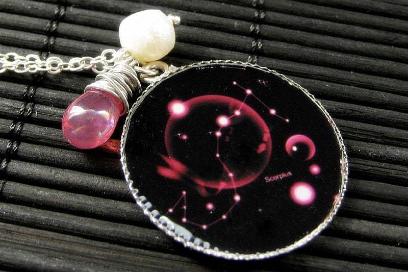 Skorpion Sternzeichen Halskette. Sonnenzeichen Charm Halskette in Pink. Handmade Schmuck von StumblingOnSainthood
