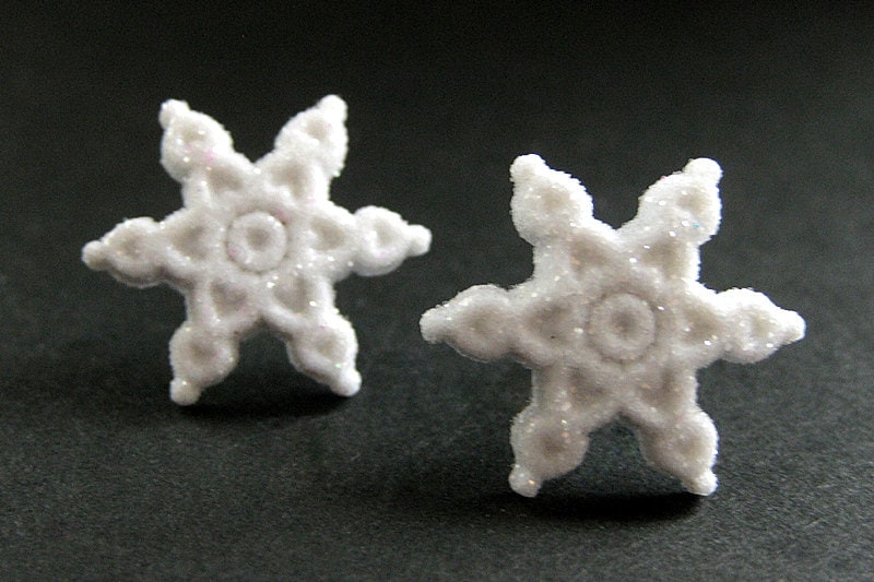 Snowflake Ohrringe No.0 - Weiße Schnee Mit Silbernen Ohrstecker Verschlüssen. Winter Ohrringe. Handmade Schmuck von StumblingOnSainthood