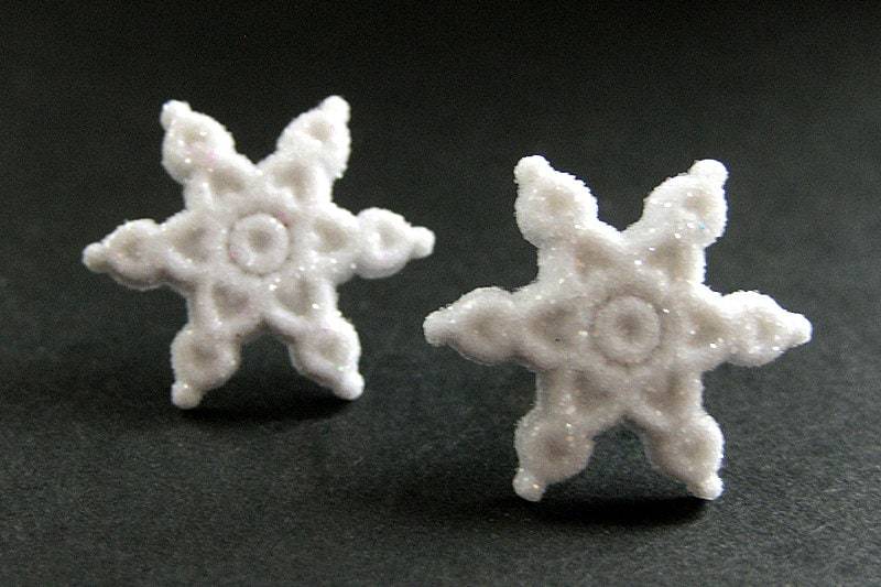 Snowflake Ohrringe No.0 - Weiße Schnee Mit Silbernen Ohrstecker Verschlüssen. Winter Ohrringe. Handmade Schmuck von StumblingOnSainthood