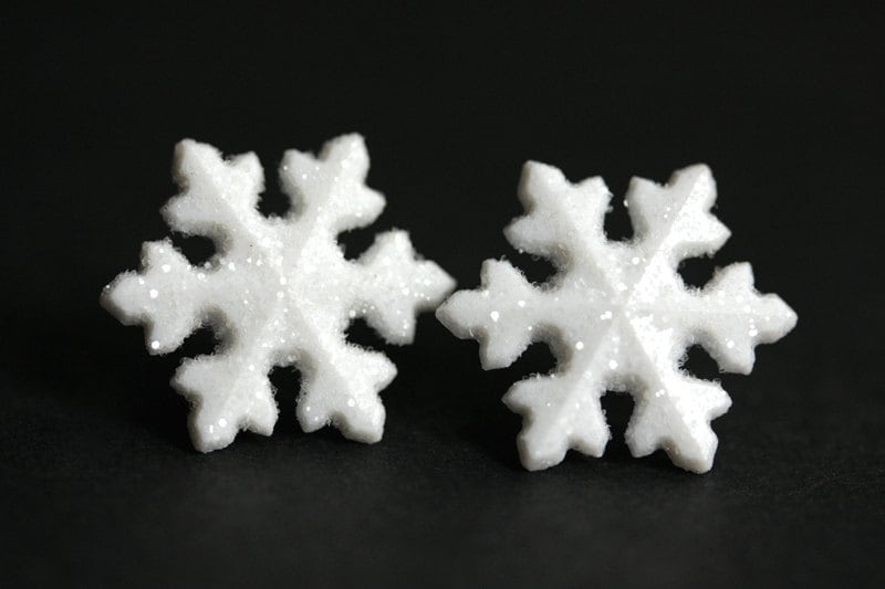 Snowflake Ohrringe No.0 - Weiße Schnee Mit Silbernen Ohrstecker Verschlüssen. Winter Ohrringe. Handmade Schmuck von StumblingOnSainthood