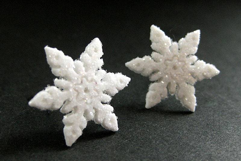 Snowflake Ohrringe No.2 - Weiße Schnee Mit Silbernen Ohrstecker Verschlüssen. Winter Ohrringe. Handmade Schmuck von StumblingOnSainthood