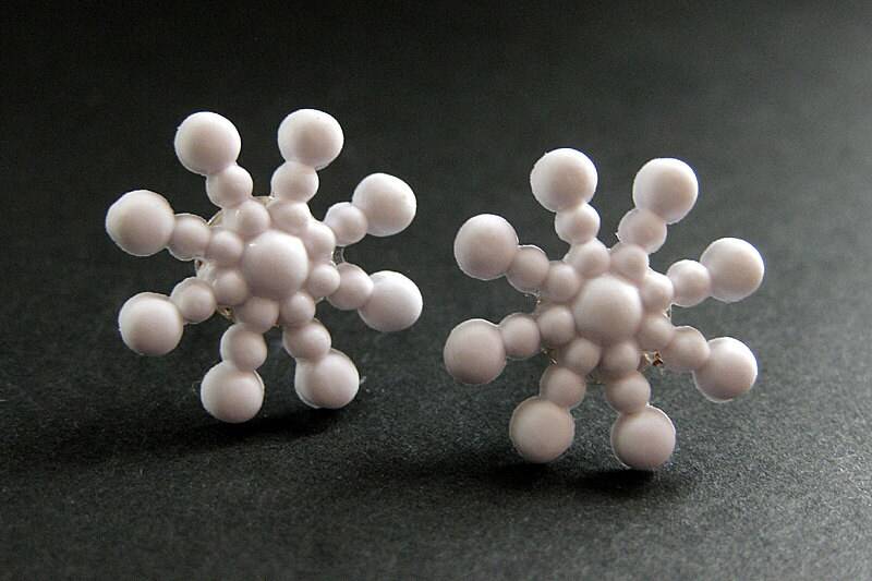 Snowflake Ohrringe No.9 - Weiße Schnee Mit Silbernen Ohrstecker Verschlüssen. Winter Ohrringe. Handmade Schmuck von StumblingOnSainthood