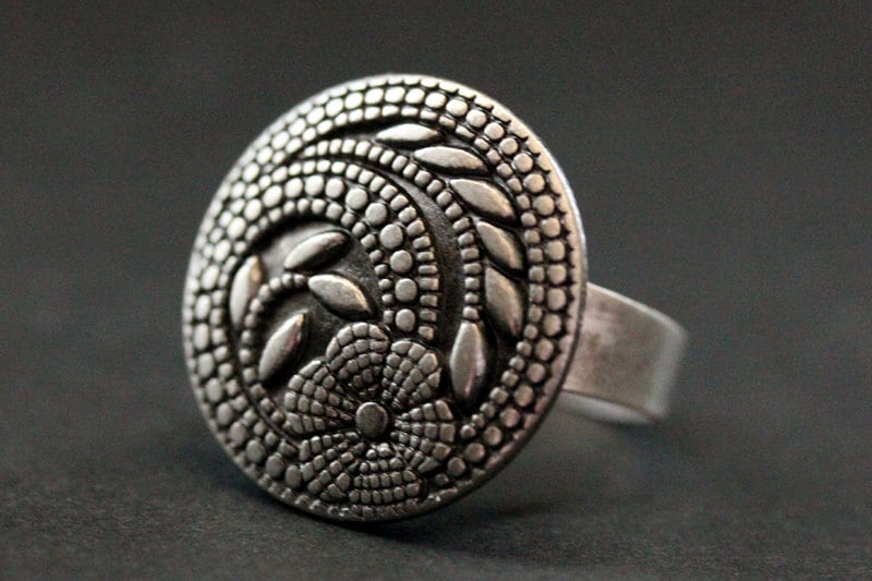 Sommer Mandala Blumenring. Floraler Knopfring in Silber. Verstellbarer Ring. Handmade Schmuck von StumblingOnSainthood