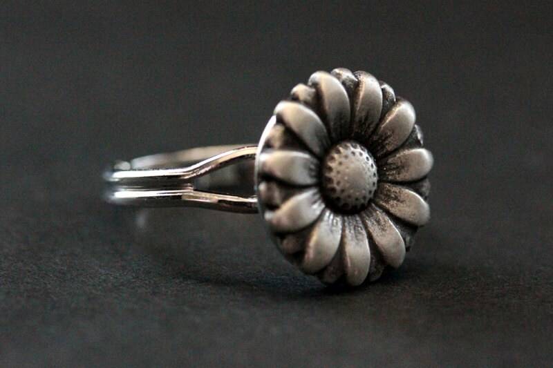 Sonnenblume Knopfring. Silber Ring. Sonnenblumen-Ring. Verstellbarer Ring in Silber. Handmade Schmuck von StumblingOnSainthood