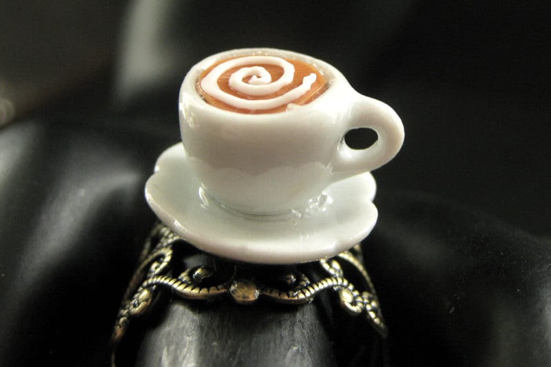 Spiral Ring. Weiße Teetasse Kaffee-Cream Ring Mit Topping. Bronze Verstellbaren Handmade Schmuck von StumblingOnSainthood