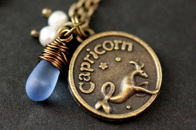 Steinbock-Astrologie-Halskette. Sternzeichen-Halskette Mit Glastropfen Und Süßwasserperle. Steinbock Horoskop Halskette von StumblingOnSainthood