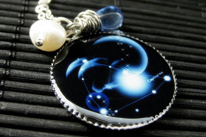 Steinbock Sternzeichen Halskette. Sonnenzeichen Charm Halskette in Blau. Handmade Schmuck von StumblingOnSainthood
