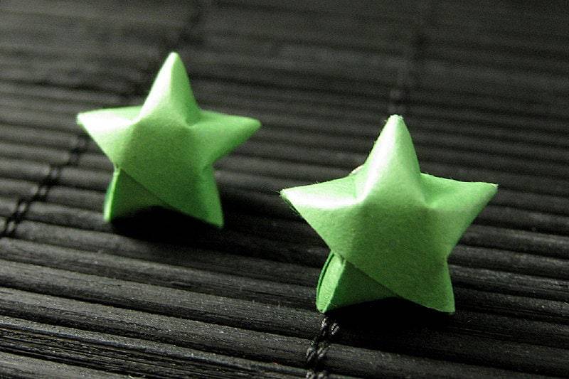 Stern Ohrringe. Grüne Sterne Oragami Papierstern Silber Ohrstecker. Origami Schmuck von StumblingOnSainthood