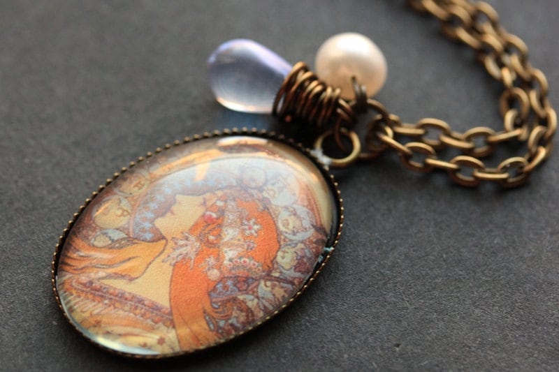 Sternzeichen-Halskette. Alphonse Mucha Anhänger Mit Glastropfen Und Süsswasserperle. Oval Charm Halskette. Sternzeichen Schmuck. Handmade von StumblingOnSainthood