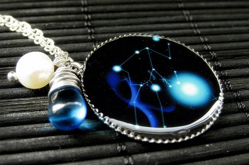 Stier Sternzeichen Halskette. Sun Charm Anhänger Halskette in Aqua Blau Handmade Schmuck von StumblingOnSainthood