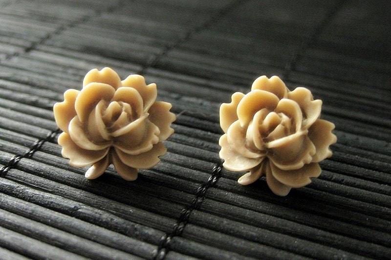 Taupe Lotus Rose Ohrringe Mit Silber Ohrstecker. Blumenschmuck Von Stumblingonsainthood. Handmade Schmuck von StumblingOnSainthood