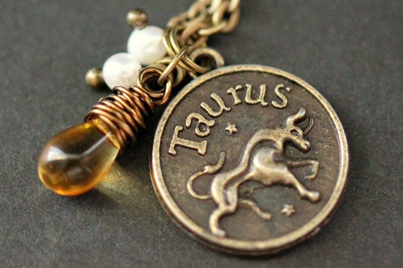 Taurus Astrologie Halskette. Sternzeichen-Halskette Mit Glastropfen Und Süßwasserperle. Stier Horoskop Handmade Schmuck von StumblingOnSainthood