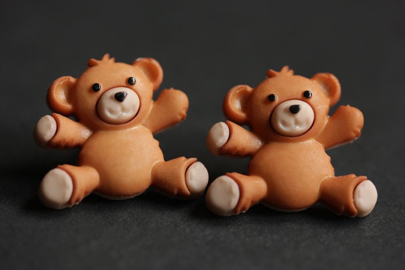 Teddy Bär Ohrringe. Huggy The Bear Button Teddybär Ohrstecker. Braune Post Handgefertigte von StumblingOnSainthood