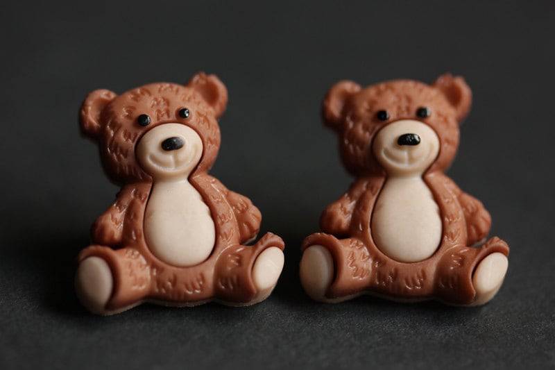 Teddybär Ohrringe. Kuschelt Den Bären Button Teddy Bär Ohrstecker. Braune Post Handmade Schmuck von StumblingOnSainthood