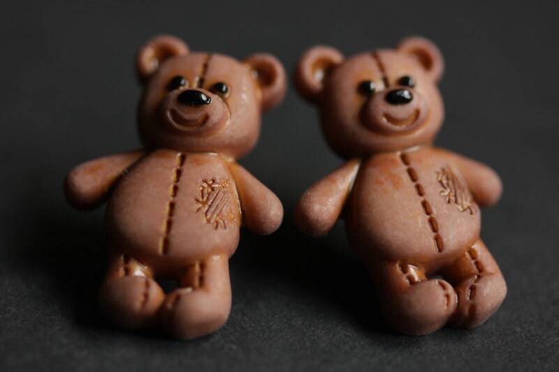 Teddybär Ohrringe. Schüchtern Der Bär Button Teddy Ohrstecker. Braune Post Handmade Schmuck von StumblingOnSainthood