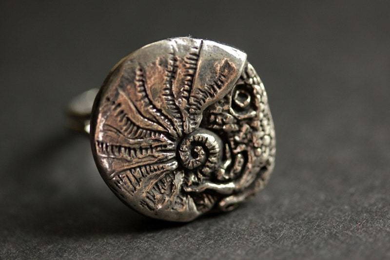 Tintenfisch Ring. Zinn Strand-Knopfring. Verstellbarer Silber Ring. Handgemachte Maritimer Schmuck von StumblingOnSainthood