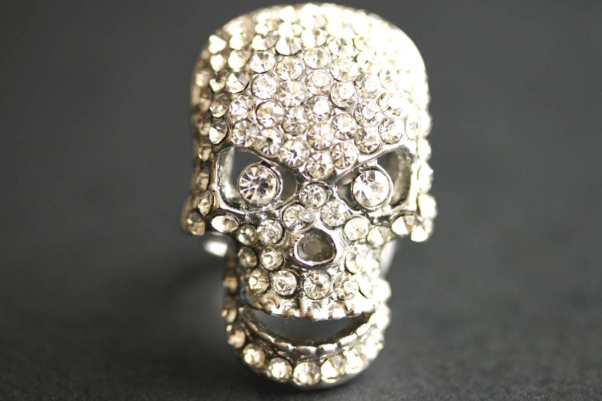 Totenkopf Ring Aus Strass. Gothic Ring. Halloween-Ring. Halloween Schmuck. Silber Verstellbarer Handmade Totenkopf Ring Aus Strass. Gothic Ring. Halloween-Ring. Halloween Schmuck. Silber Verstellbarer Handmade von StumblingOnSainthood