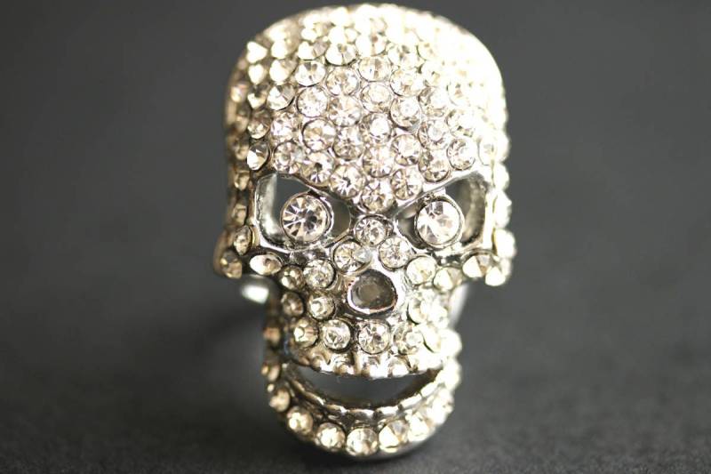 Totenkopf Ring Aus Strass. Gothic Ring. Halloween-Ring. Halloween Schmuck. Silber Verstellbarer Handmade von StumblingOnSainthood