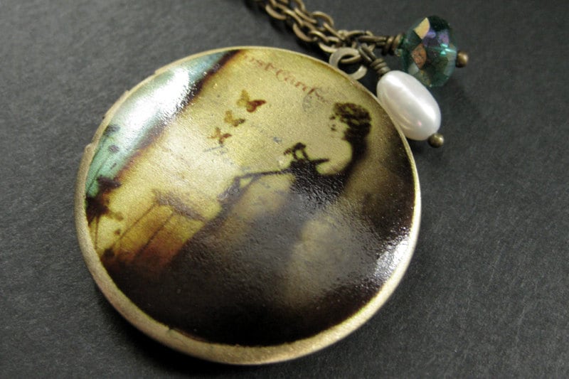 Traum-Medaillon. Traumlandschaft Anhänger Mit Türkis Kristall Und Süßwasserperle. Handmade Schmuck von StumblingOnSainthood