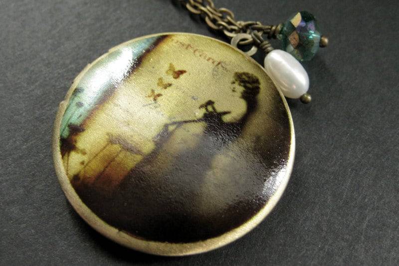 Traum-Medaillon. Traumlandschaft Anhänger Mit Türkis Kristall Und Süßwasserperle. Handmade Schmuck von StumblingOnSainthood