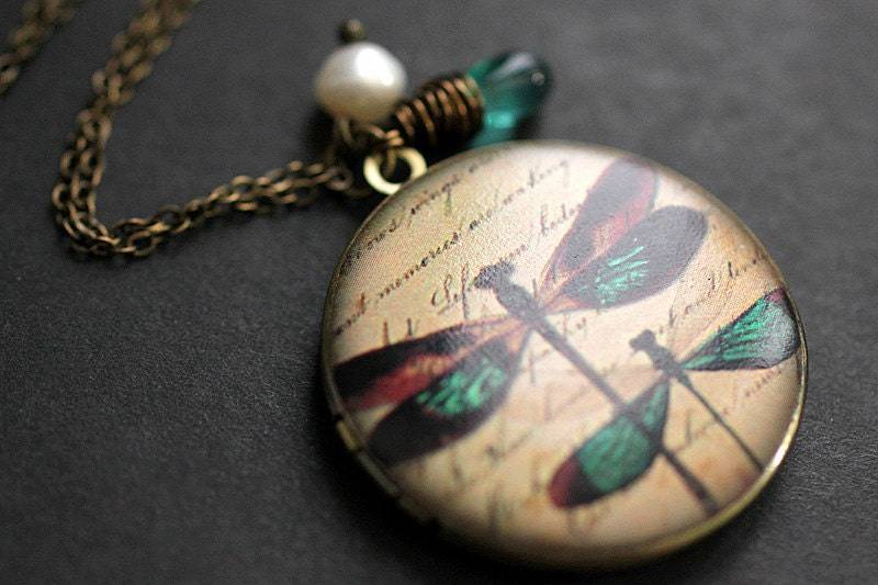Türkis Libelle Locket Halskette. Libellen-Halskette Mit Blaugrüner Träne Und Süßwasserperle. Handmade Schmuck von StumblingOnSainthood