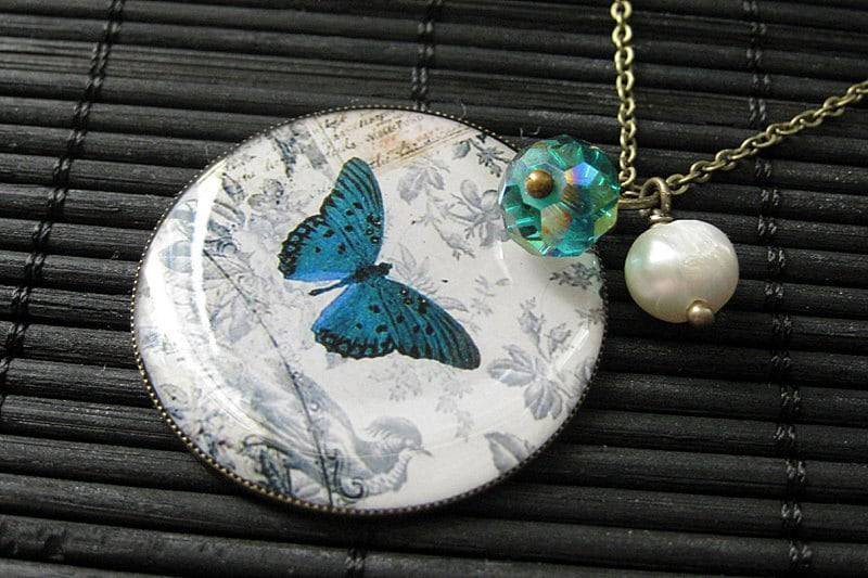 Türkis Schmetterling Charm Halskette in Bronze Mit Kristall Anhänger Und Echter Perle. Handmade Schmuck von StumblingOnSainthood