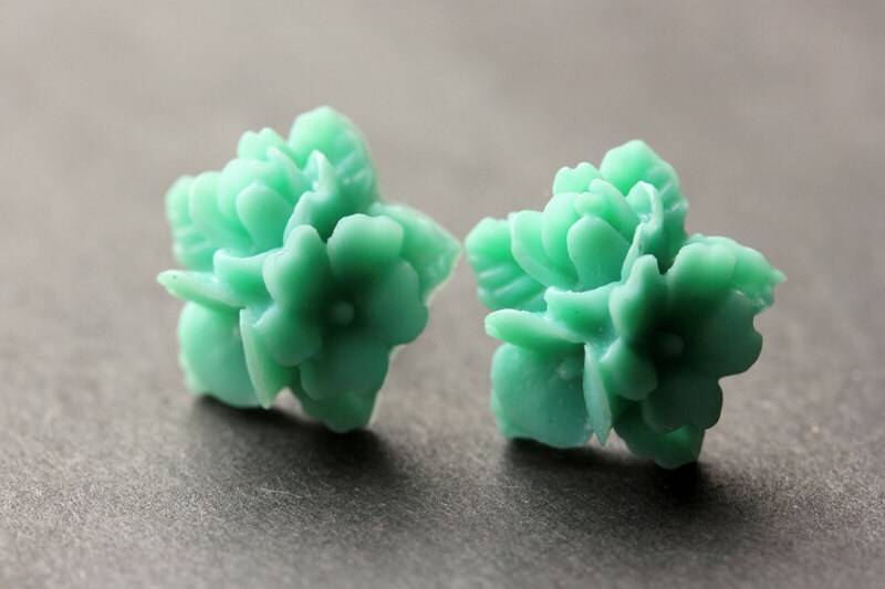 Türkisfarbene Blütenohrringe. Blumen-Ohrringe. Silber Ohrstecker. Blumen Schmuck. Handmade von StumblingOnSainthood