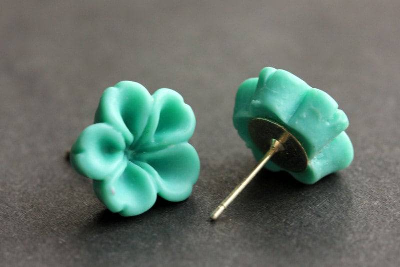Türkisfarbene Blumen-Ohrringe. Türkis Ohrringe. Silber Ohrstecker. Innie Blume Knopf Schmuck. Handmade Schmuck von StumblingOnSainthood