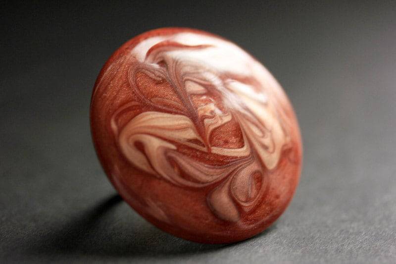 Umber Swirl Ring. Ziegelroter Breiter Ring in Gold. Großer Statement Verstellbarer Handmade Schmuck von StumblingOnSainthood