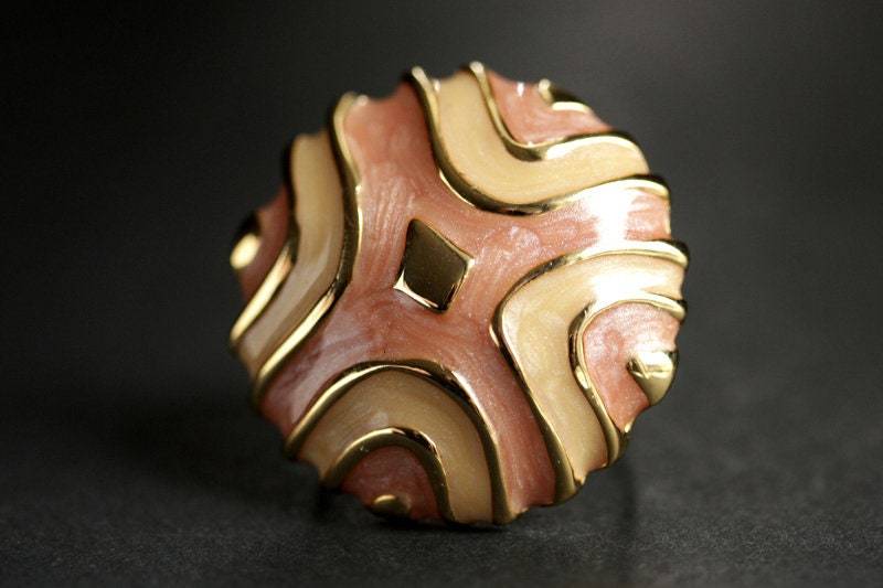 Unisex Ring Für Männer Und Frauen. Pfirsich Ring. Cloisonne Rosa Statement Vergoldeter Emaille Verstellbarer von StumblingOnSainthood