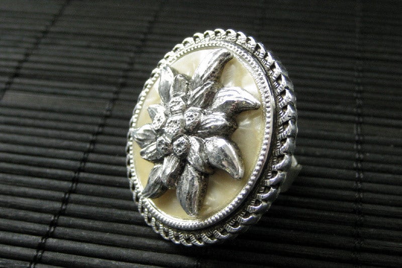 Upcycled Brosche Ring. Blumenstrauß Ring in Hellbraun Und Silber. Verstellbarer Cocktail-Ring. Handmade Schmuck von StumblingOnSainthood