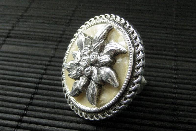 Upcycled Brosche Ring. Blumenstrauß Ring in Hellbraun Und Silber. Verstellbarer Cocktail-Ring. Handmade Schmuck von StumblingOnSainthood