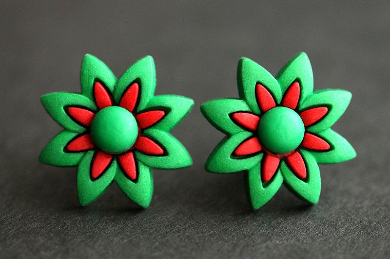 Urlaub Blumen Ohrringe. Weihnachts Grüne Und Rote Bronze Ohrstecker. Weihnachtsschmuck von StumblingOnSainthood