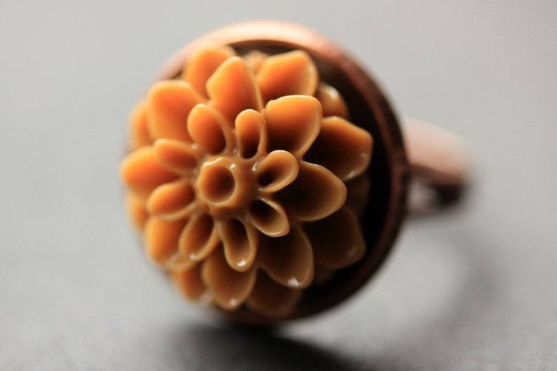 Vergoldete Ring. Ring Mit Hellbrauner Chrysantheme. Beige Blumen Taupe Verstellbarer Handgefertigte Schmuck von StumblingOnSainthood