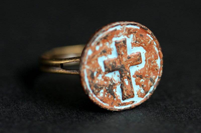 Versunkene Schätze Ring. Handgefertigter Knopfring. Heiliges Kreuz Verstellbarer Ring in Bronze. Christlichen Schmuck. Grünspan von StumblingOnSainthood