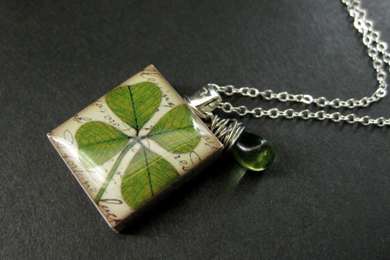 Vierblättriges Kleeblatt Scrabble-Kachel-Halskette. Glücksbringer Halskette Mit Grüner Träne. Handmade Schmuck von StumblingOnSainthood