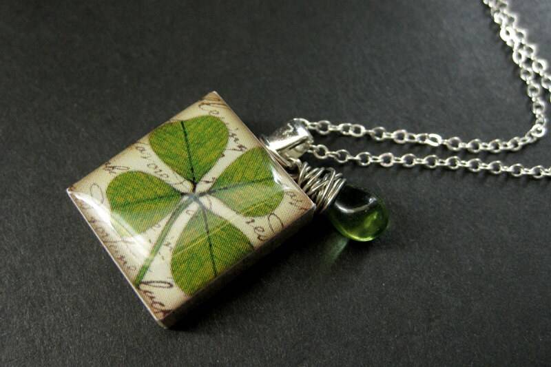 Vierblättriges Kleeblatt Scrabble-Kachel-Halskette. Glücksbringer Halskette Mit Grüner Träne. Handmade Schmuck von StumblingOnSainthood