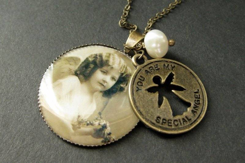 Vintage Engel Kette in Bronze Und Süsswasser Perle. Charm Halskette. Handmade Schmuck von StumblingOnSainthood