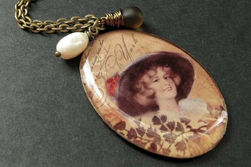 Vintage New Yorker Frauen Halskette. Lady Charm Halskette Mit Braunem Tropfen Und Perle. Handmade Schmuck von StumblingOnSainthood
