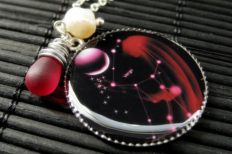Virgo Sternzeichen Halskette. Jungfrau Sun Charm Anhänger in Rot Horoskop Handmade Schmuck von StumblingOnSainthood