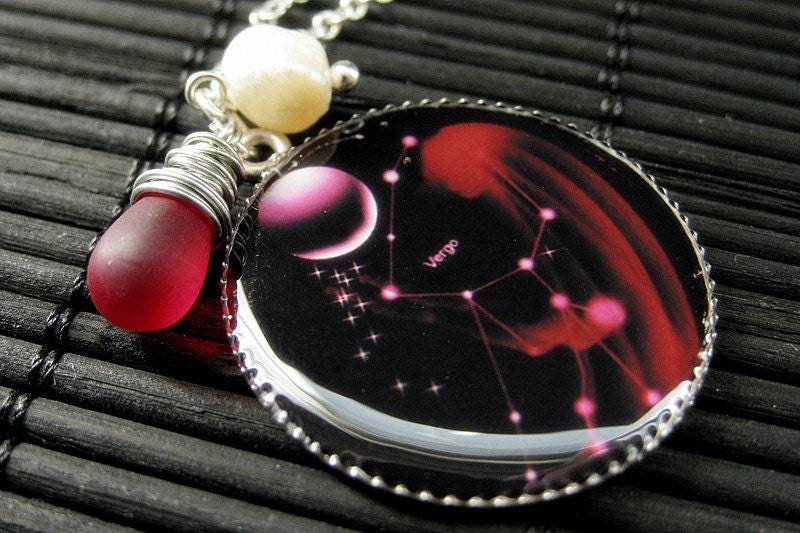 Virgo Sternzeichen Halskette. Jungfrau Sun Charm Anhänger in Rot Horoskop Handmade Schmuck von StumblingOnSainthood