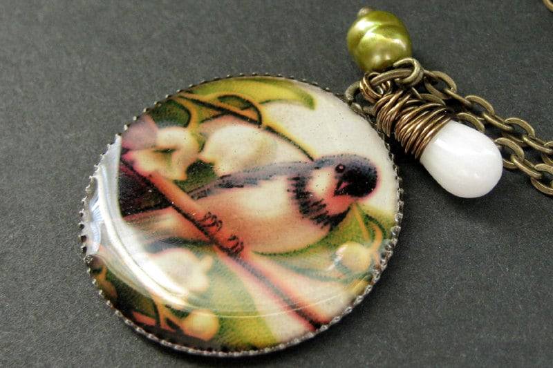 Vogel Halskette. Handgefertigte Halskette Mit Draht Gewickelt Weiße Koralle Tropfen Und Olive Perle von StumblingOnSainthood