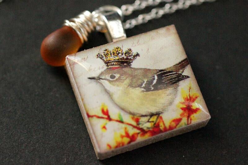Vogel Halskette. König Spatz Scrabble Halskette Mit Gefrostetem Honigtropfen. Handmade Schmuck von StumblingOnSainthood